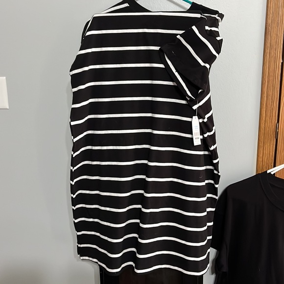 2 NWT Women’s Dressss. Both are size X-LARGE 16-18. - Picture 3 of 4